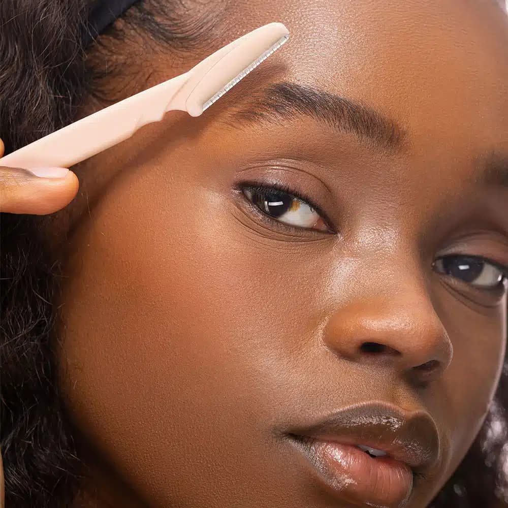 Eye Candy Brow Razor in use